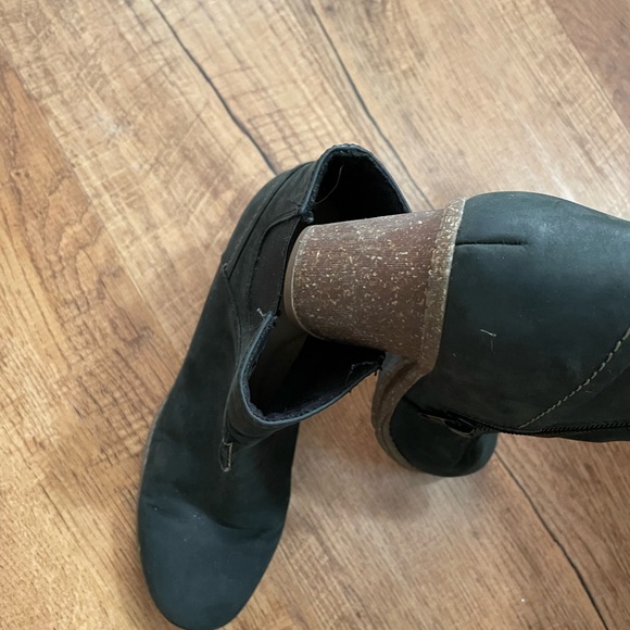 Woman’s Clark’s Ankle Booties - Picture 9 of 10